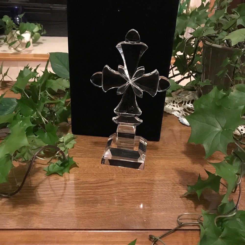 24% Lead Crystal Cross Beautiful Livingquarters. Comes in velvet box. - Picture 3 of 4